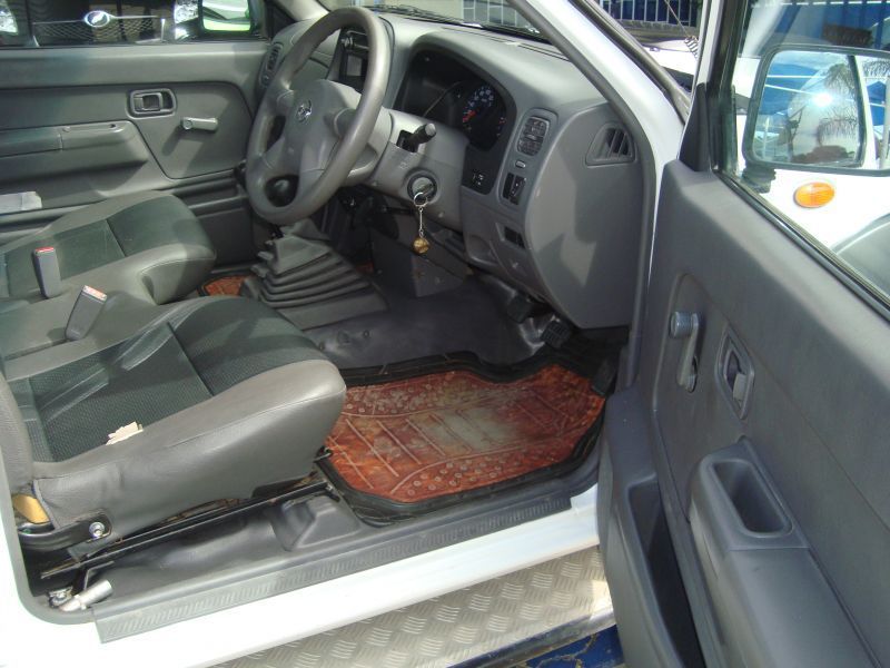 2010 Nissan Hardbody NP300 photo