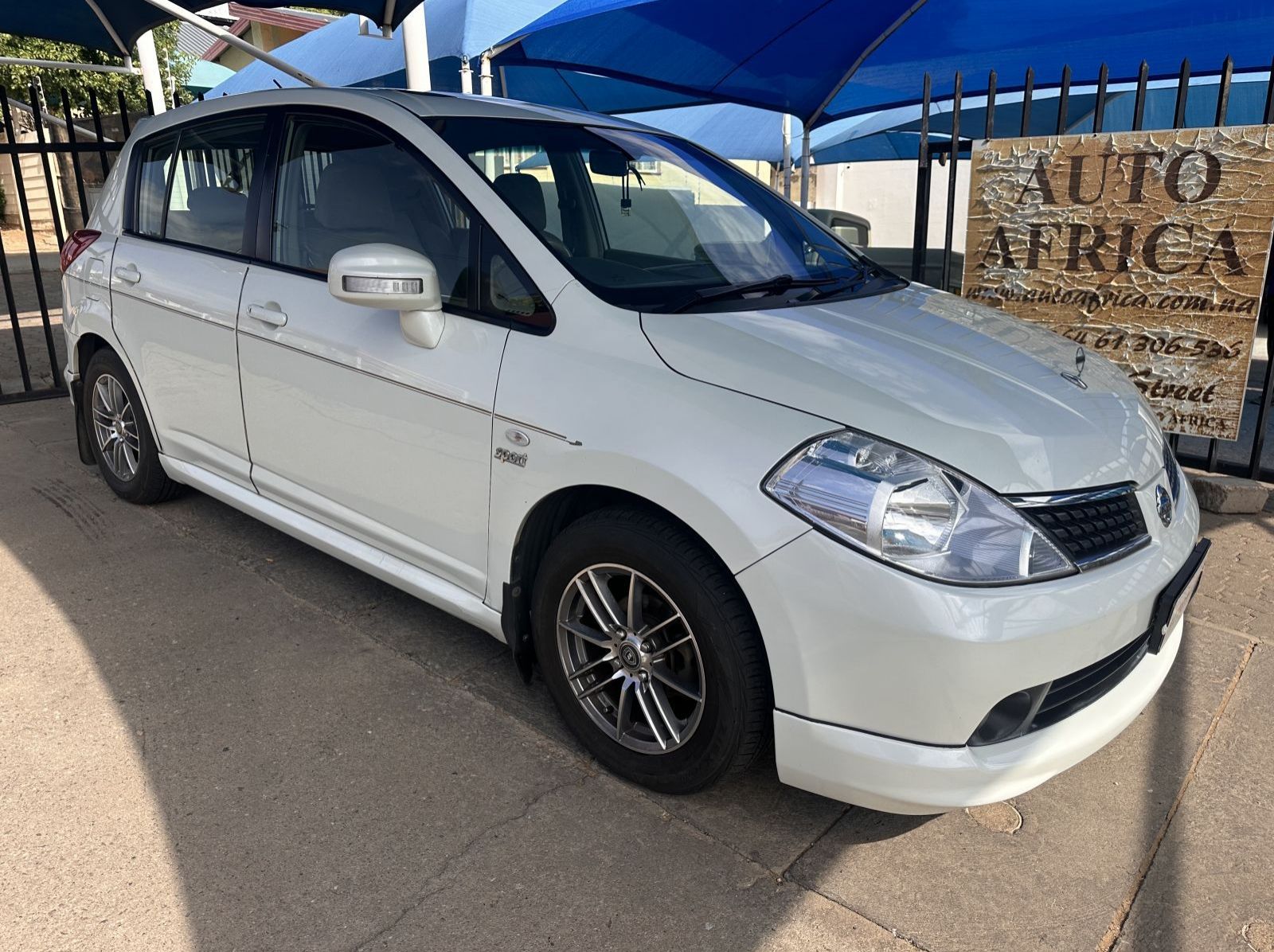 2010 Nissan Nissan Latio 1.5 Auto HB pictures