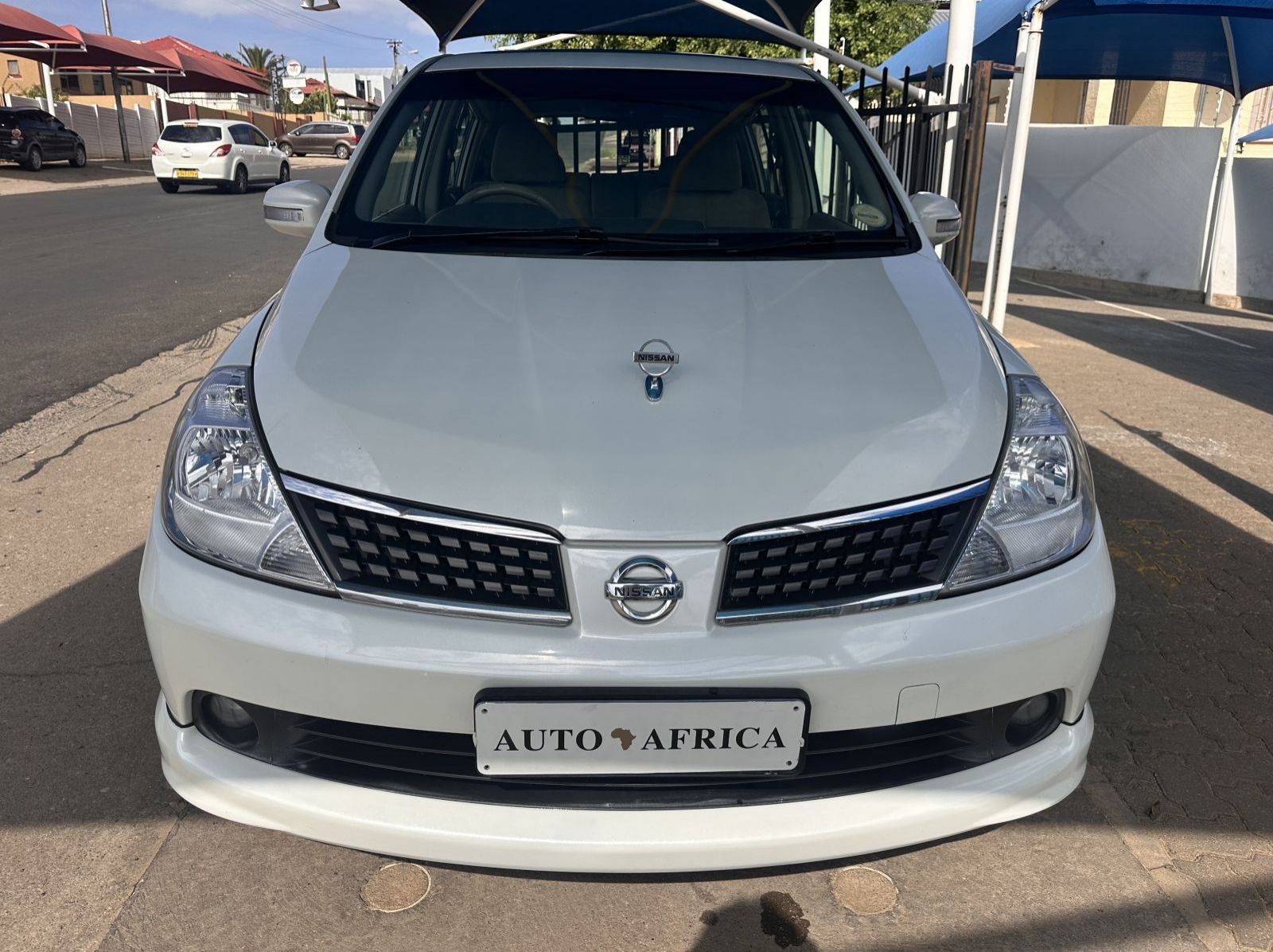 2010 Nissan Nissan Latio 1.5 Auto HB pictures