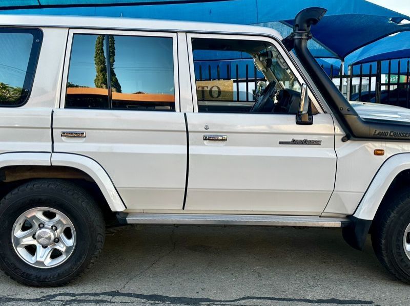 2014 Toyota Land cruiser 4.5 V8 LX pictures