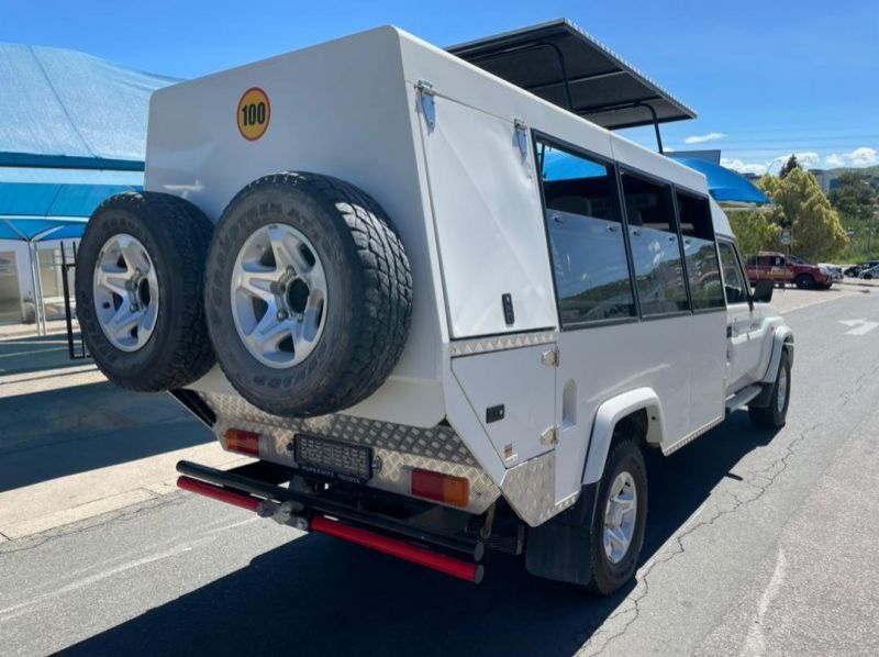 2019 Toyota 4.2 Land Cruiser 9 seater pictures