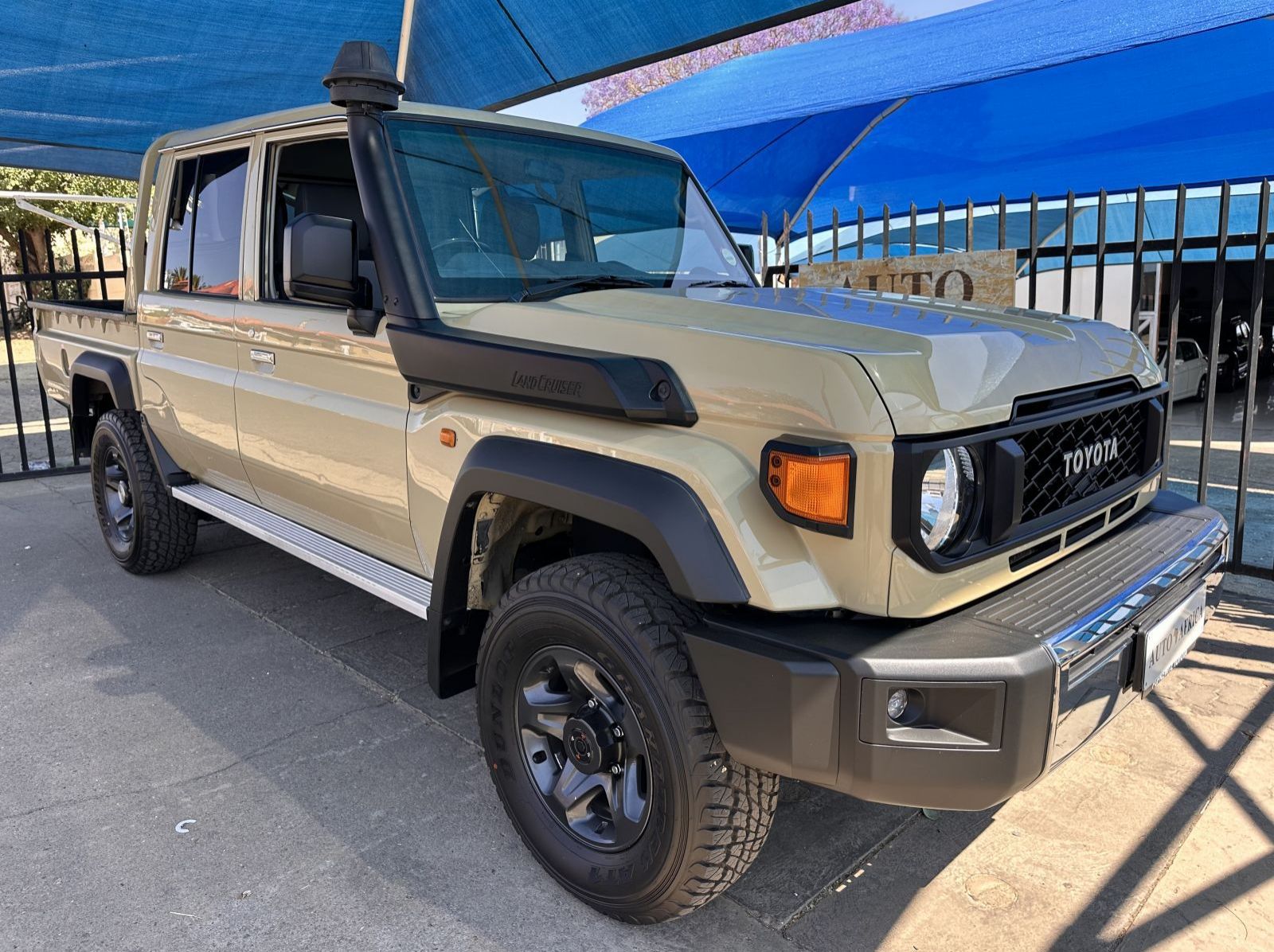 Used Toyota Land Cruiser Pickup D/C 4.5 Diesel V8  for sale in Windhoek, Namibia