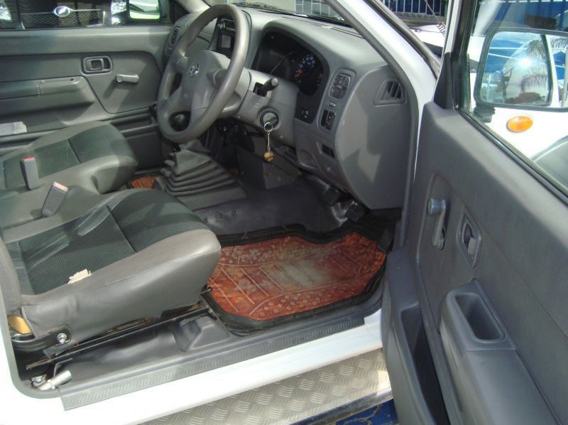 2010 Nissan Hardbody NP300 pictures