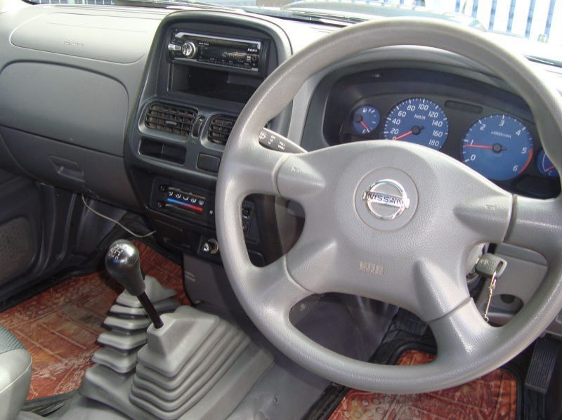 2010 Nissan Hardbody NP300 pictures