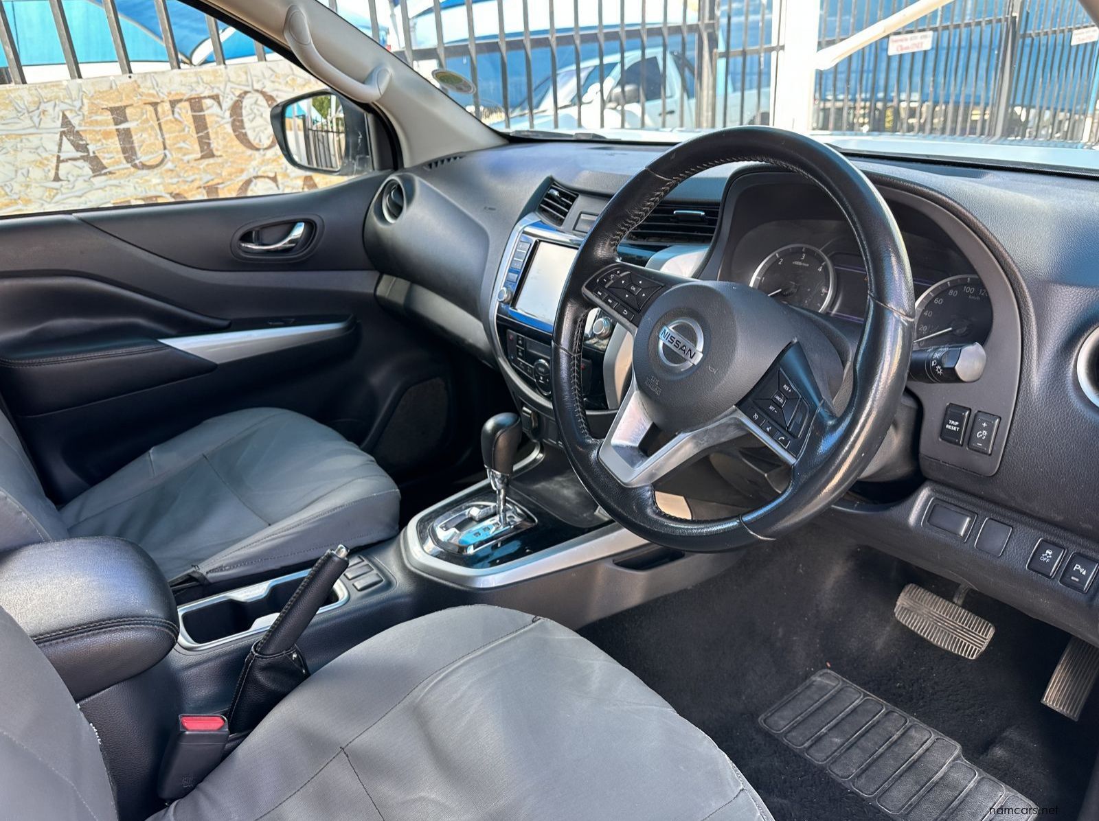 2022 Nissan Navara 2.5 LE Plus 4x4 A/T D/C NO DEPOSIT pictures